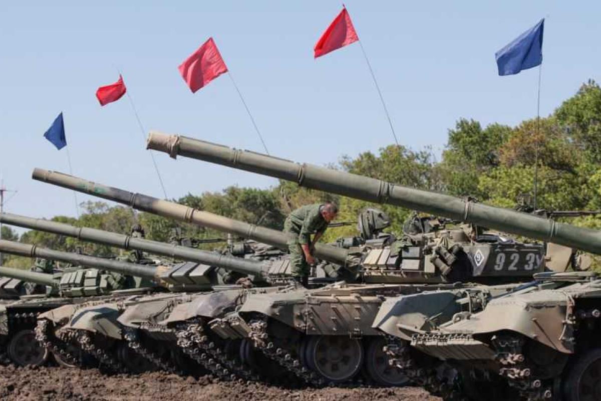 Боевики тайно готовятся к проведению "танкового биатлона" в оккупированном Торезе Боевики тайно готовятся к проведению "танкового биатлона" в оккупированном Торезе