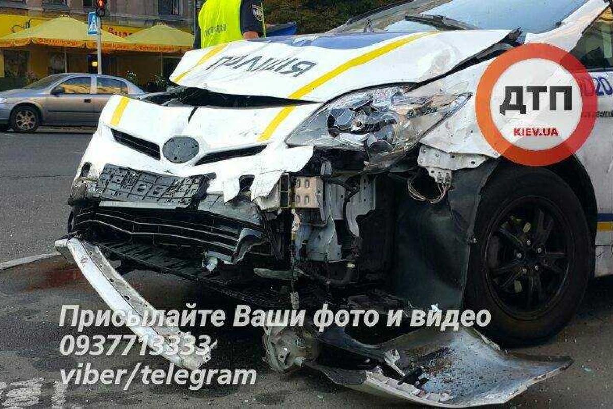 В сеть попала запись последствий резонансного ДТП в Киеве с участием патрульного авто "Toyota Prius" 