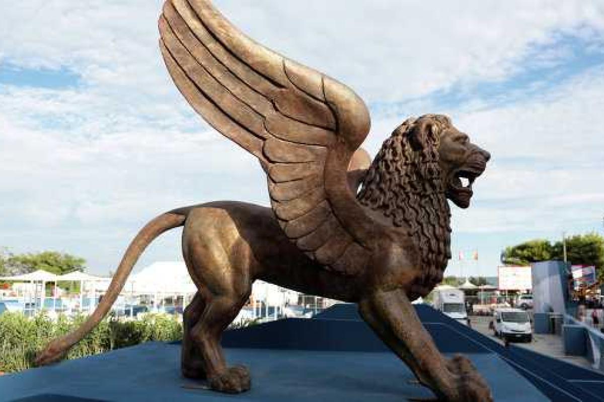 Публика в шоке от нарядов итальянских моделей на красной дорожке Венецианского кинофестиваля