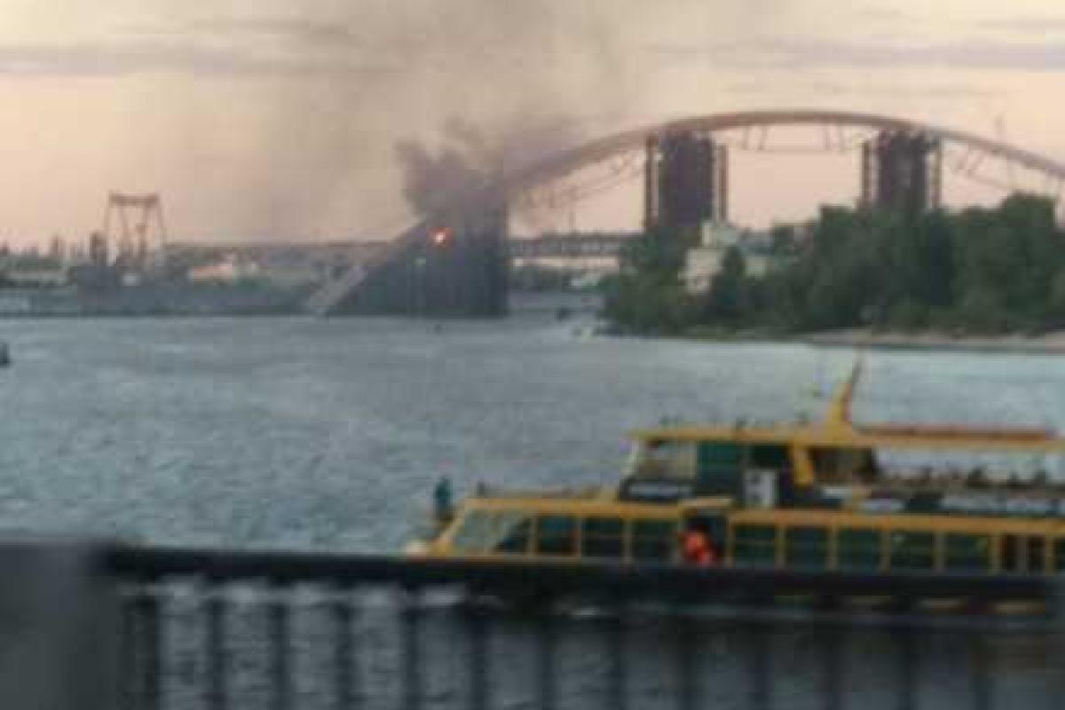 В Киеве вспыхнул пожар на Подольском мосту В Киеве вспыхнул пожар на Подольском мосту