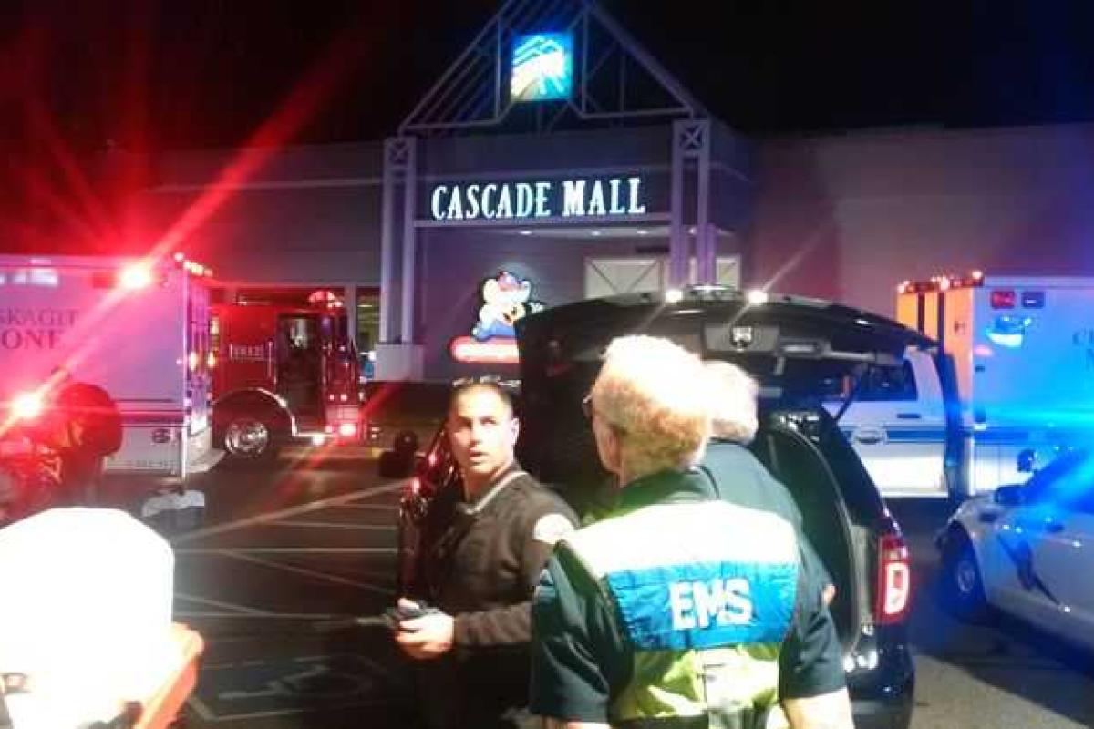 В Сеть попало видео с места стрельбы в американском торговом центре "Cascade Mall" В Сеть попало видео с места стрельбы в американском торговом центре "Cascade Mall"
