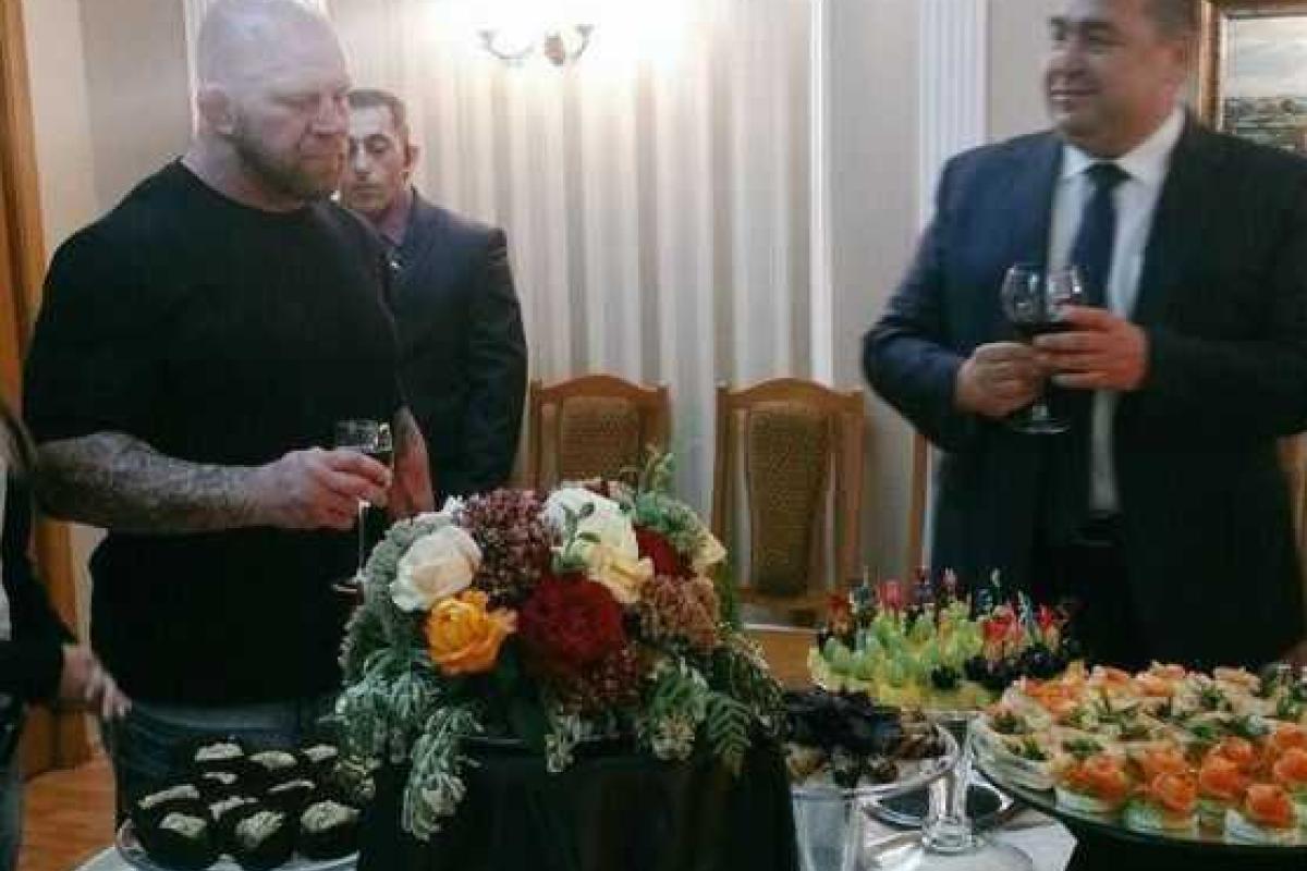 Житель "ЛНР": В "республике" идет "дерибан" гуманитарки, которую продают людям по завышенным ценам Житель "ЛНР": В "республике" идет "дерибан" гуманитарки, которую продают людям по завышенным ценам