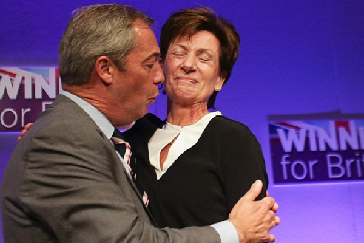 В сети протроллили депутатов Европарламента за публичный поцелуй В сети протроллили депутатов Европарламента за публичный поцелуй