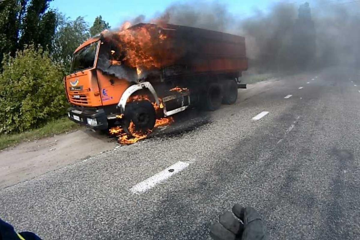 На трассе под Киевом вспыхнул "КамАЗ": сгорела кабина, водитель не пострадал На трассе под Киевом вспыхнул "КамАЗ": сгорела кабина, водитель не пострадал