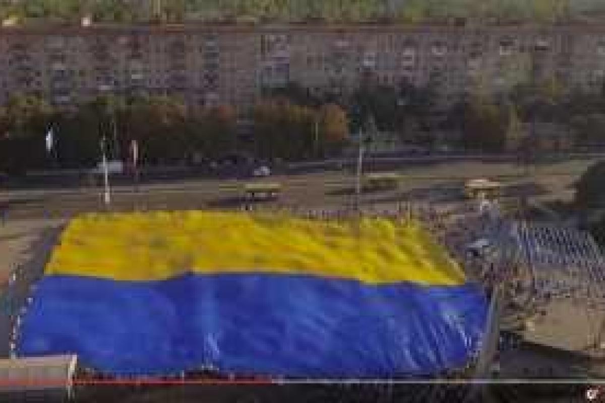 В Мариуполе развернули самый большой в мире флаг Украины В Мариуполе развернули самый большой в мире флаг Украины