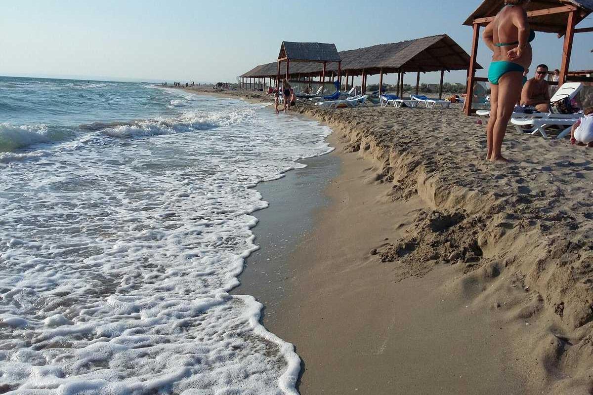 Свежие фото с пляжей Крыма: отдыхающих так и не дождались Свежие фото с пляжей Крыма: отдыхающих так и не дождались