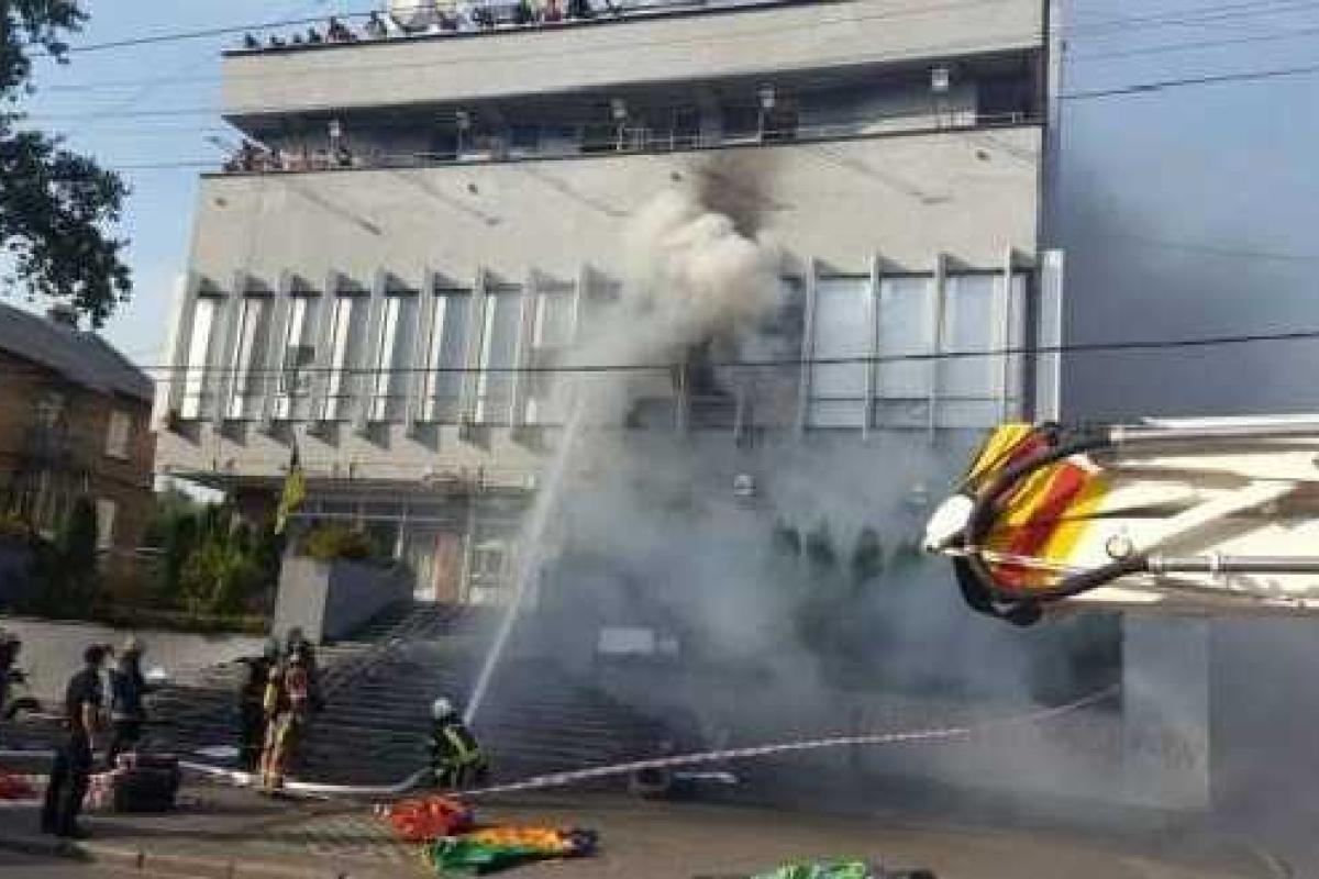 Пострадавших сотрудников "Интера" выносили на носилках - очевидцы Пострадавших сотрудников "Интера" выносили на носилках - очевидцы