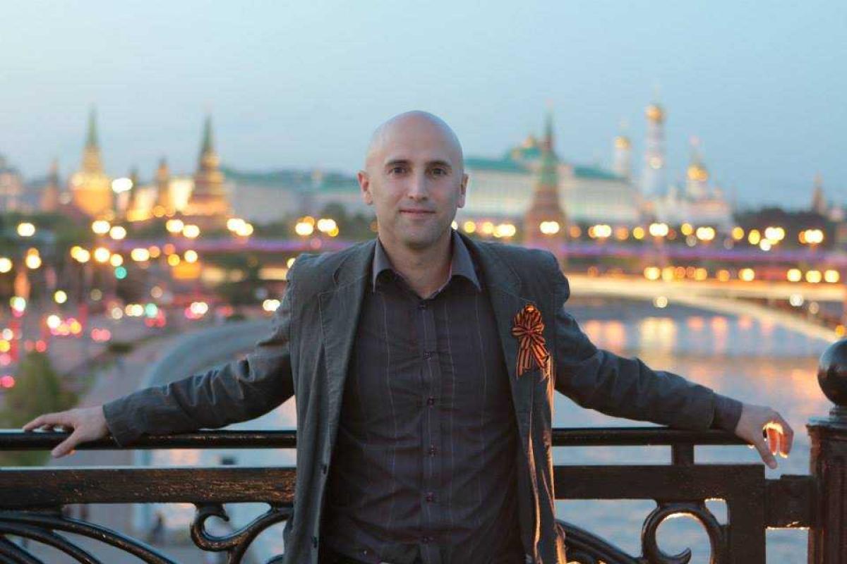 Прокремлевский журналист Грэм Филлипс оскорблял покалеченного украинского волонтера при освобождении Прокремлевский журналист Грэм Филлипс оскорблял покалеченного украинского волонтера при освобождении