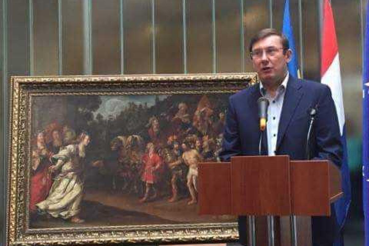Украина передала Нидерландам похищенные картины 