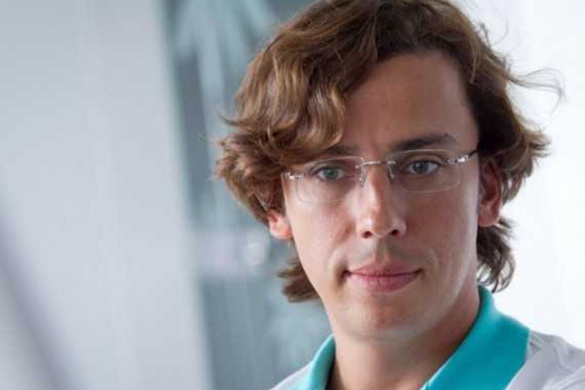 Максим Галкин распрощался со своими кудрями, что не очень понравилось его поклонникам Максим Галкин распрощался со своими кудрями, что не очень понравилось его поклонникам