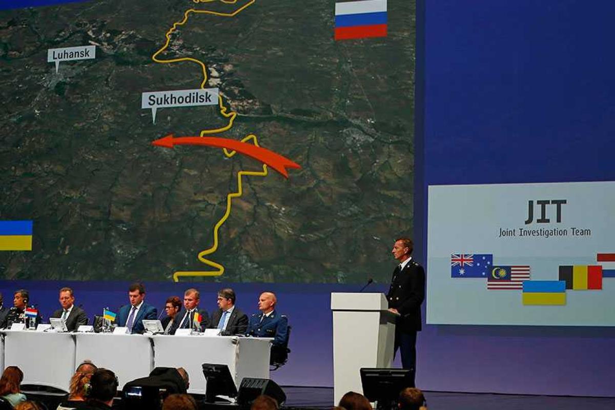 Представитель концерна "Алмаз-Антей" допустил, что ракету, сбившую рейс MH17, могли выпустить по ошибке Представитель концерна "Алмаз-Антей" допустил, что ракету, сбившую рейс MH17, могли выпустить по ошибке