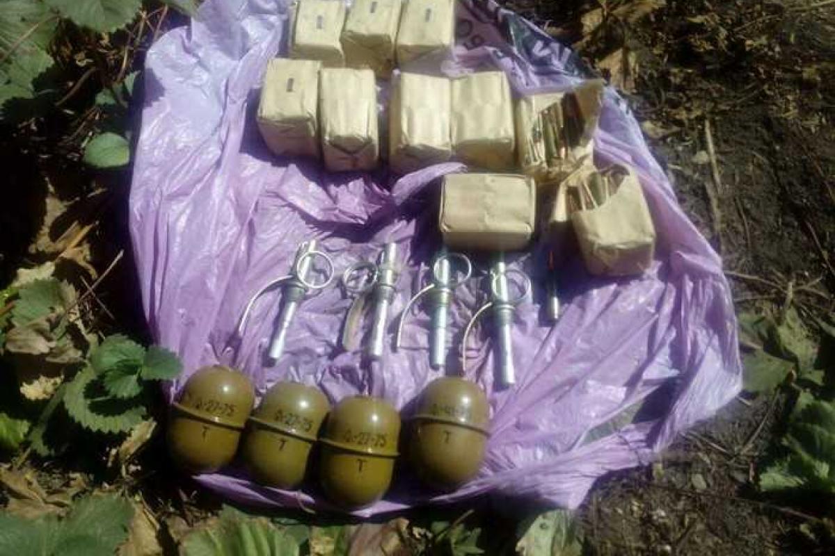 На Донетчине сотрудники СБУ обнаружили два схрона с боеприпасами На Донетчине сотрудники СБУ обнаружили два схрона с боеприпасами