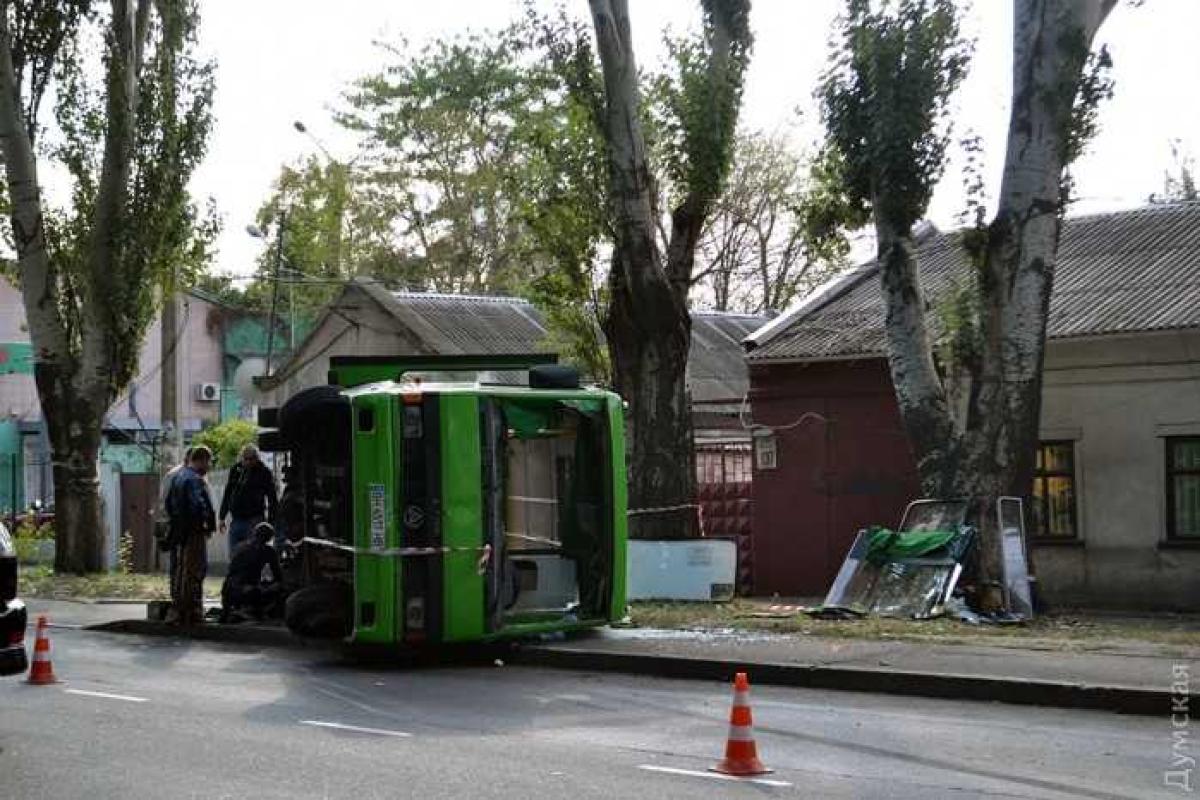 В Одессе перевернулась маршрутка с пассажирами: есть пострадавшие, жертв нет В Одессе перевернулась маршрутка с пассажирами: есть пострадавшие, жертв нет