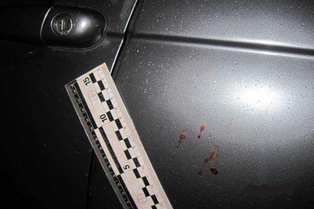 В Киеве неизвестные открыли стрельбу по молодой паре, сидящей в авто: парень ранен В Киеве неизвестные открыли стрельбу по молодой паре, сидящей в авто: парень ранен