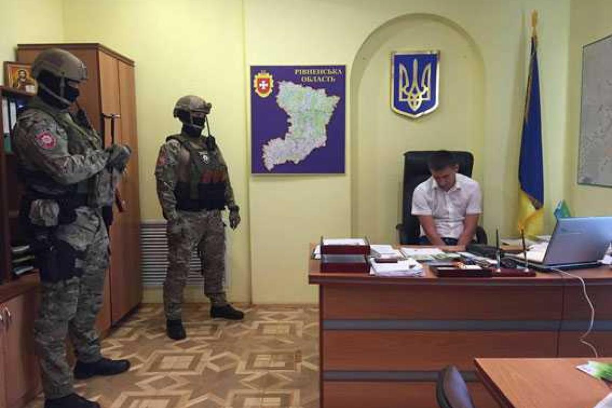 На Ровенщине задержан прокурор по делу незаконной добычи янтаря