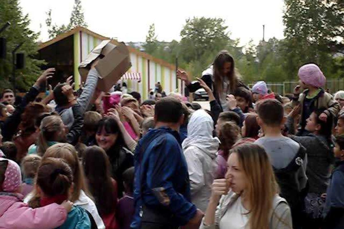В сети высмеяли голодных россиян, которые на празднике чуть не подрались из-за бесплатного мороженого В сети высмеяли голодных россиян, которые на празднике чуть не подрались из-за бесплатного мороженого