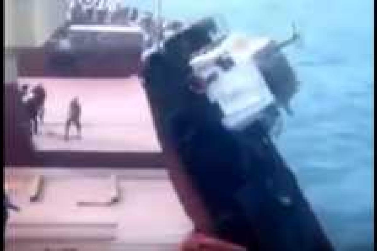 Российские моряки при погрузке катера на военный корабль уронили его в море Российские моряки при погрузке катера на военный корабль уронили его в море