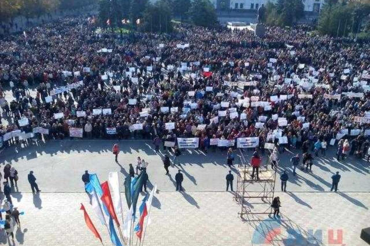 В оккупированном Луганске людей согнали на митинг "против вооруженных миссий" В оккупированном Луганске людей согнали на митинг "против вооруженных миссий"