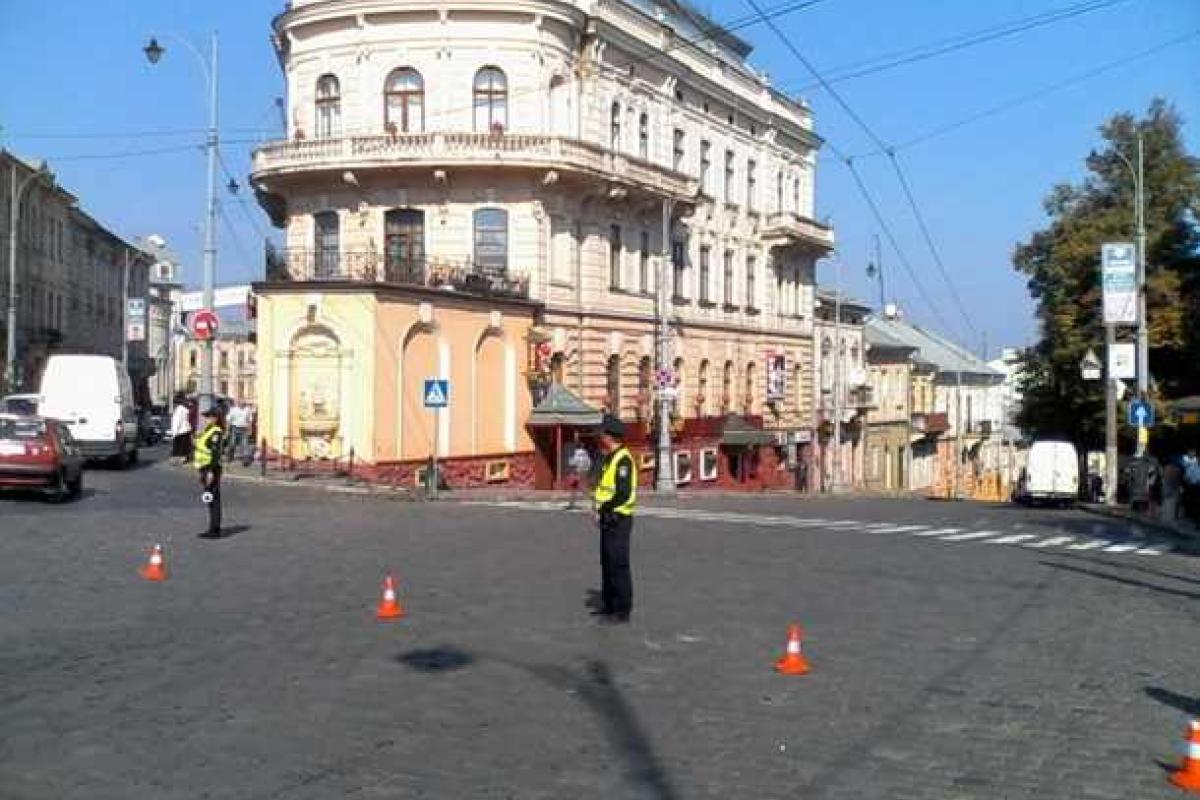 Жуткое ДТП в Черновцах: маршрутка с пассажирами сбила пешехода и врезалась в здание Жуткое ДТП в Черновцах: маршрутка с пассажирами сбила пешехода и врезалась в здание