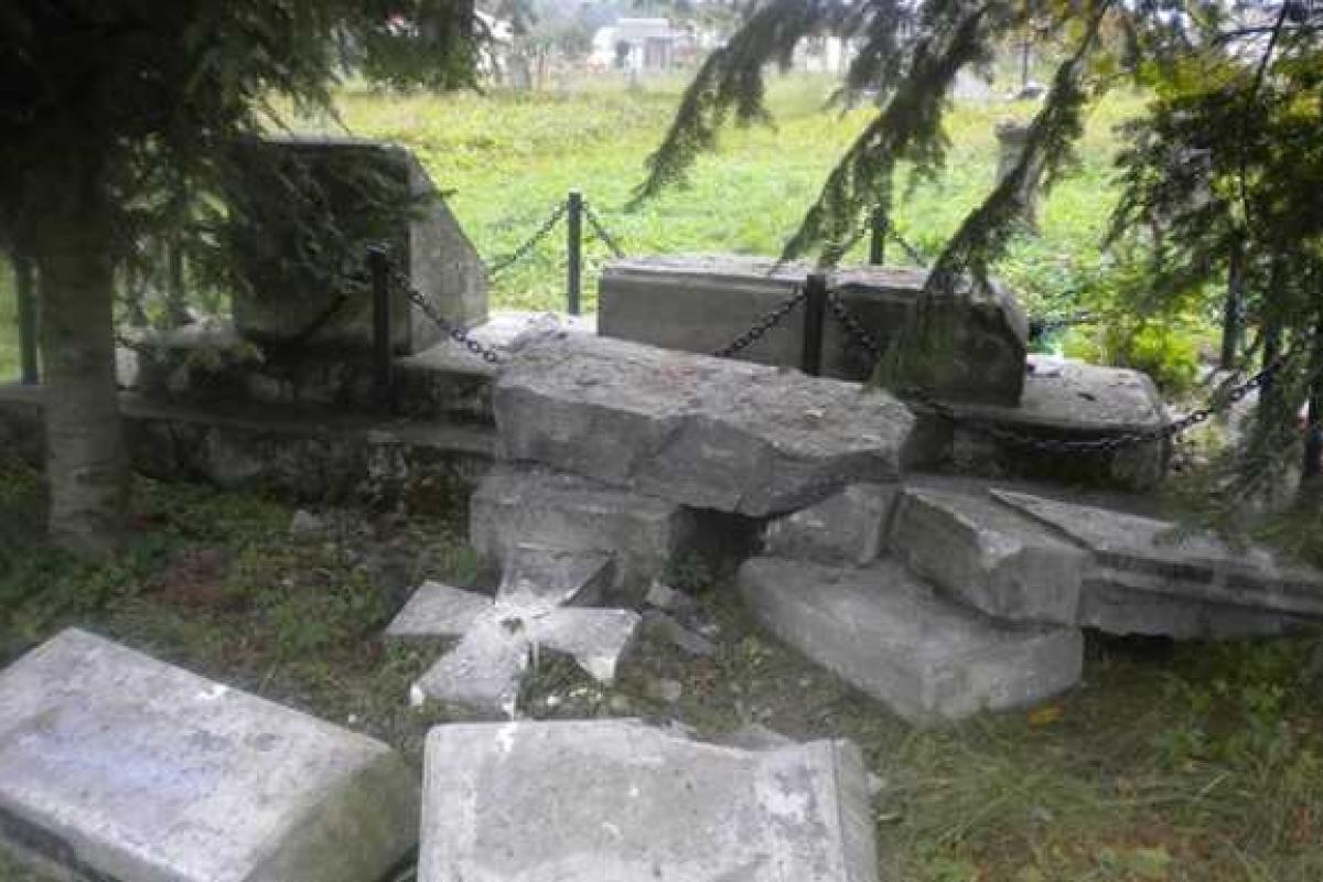 В Польше вандалы разрушили памятник погибшим украинцам и воинам УПА В Польше вандалы разрушили памятник погибшим украинцам и воинам УПА