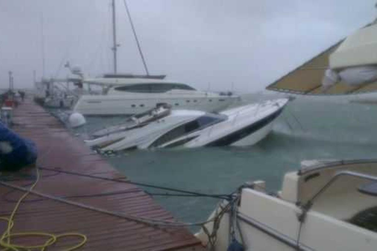 В Одессе у причала морвокзала из-за шторма затонула яхта В Одессе у причала морвокзала из-за шторма затонула яхта