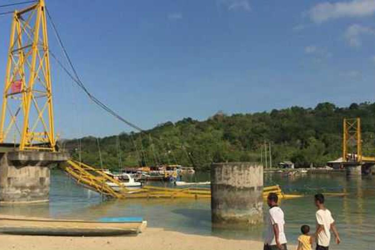 В Индонезии обрушился мост с людьми: много погибших и пропавших без вести В Индонезии обрушился мост с людьми: много погибших и пропавших без вести