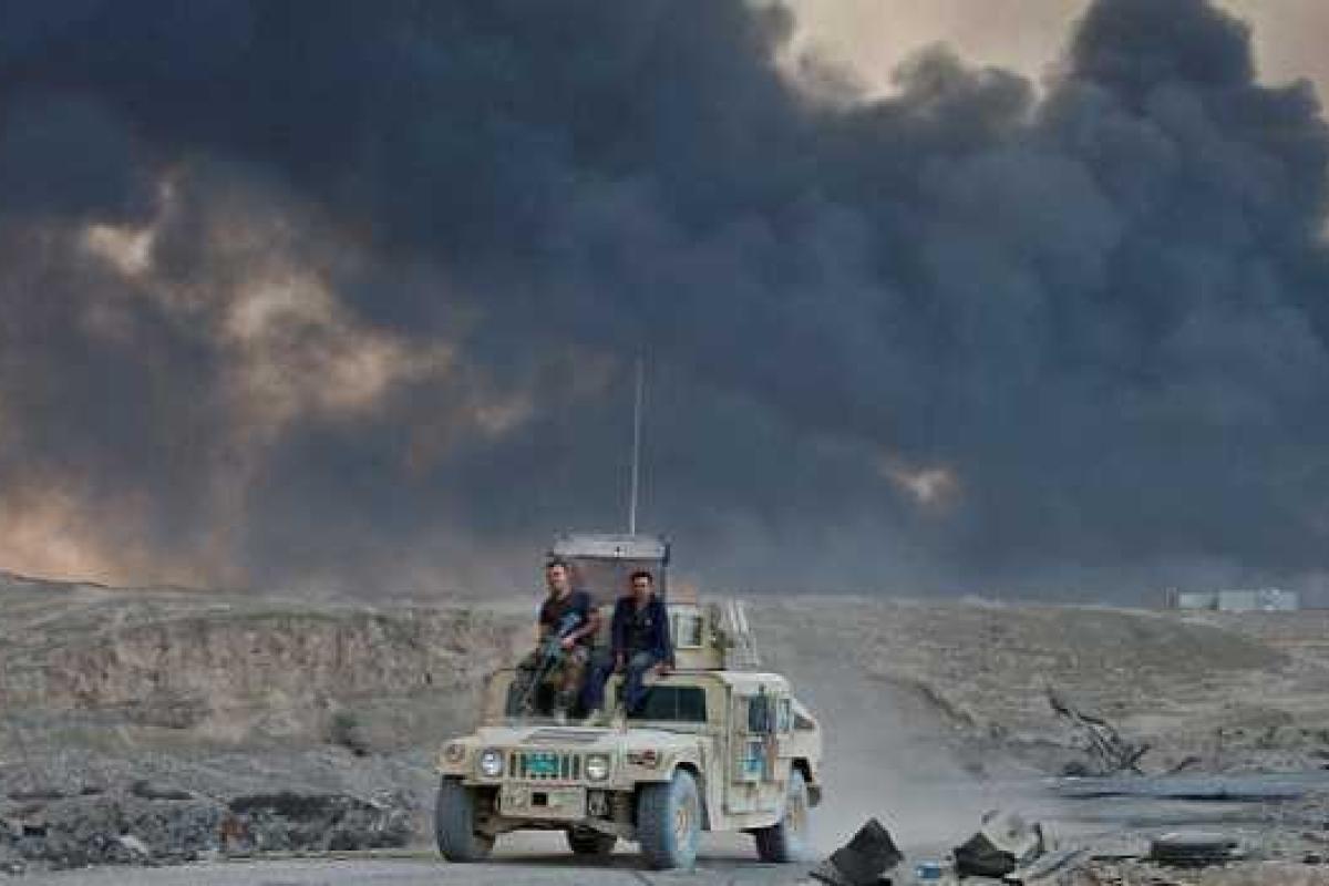 В окрестностях Мосула боевики ИГИЛ подожгли химзвод В окрестностях Мосула боевики ИГИЛ подожгли химзвод