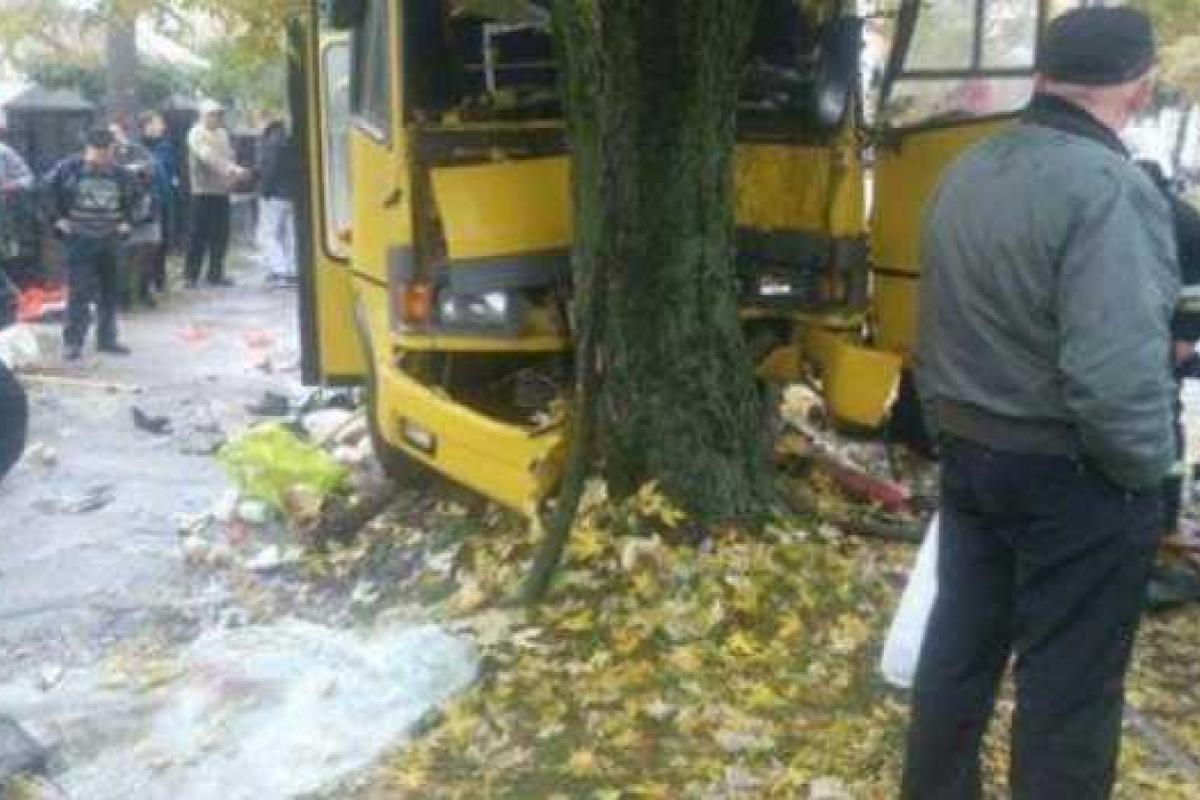 Серьезное ДТП во Львове: 16 пассажиров пострадало при столкновении маршрутки с деревом