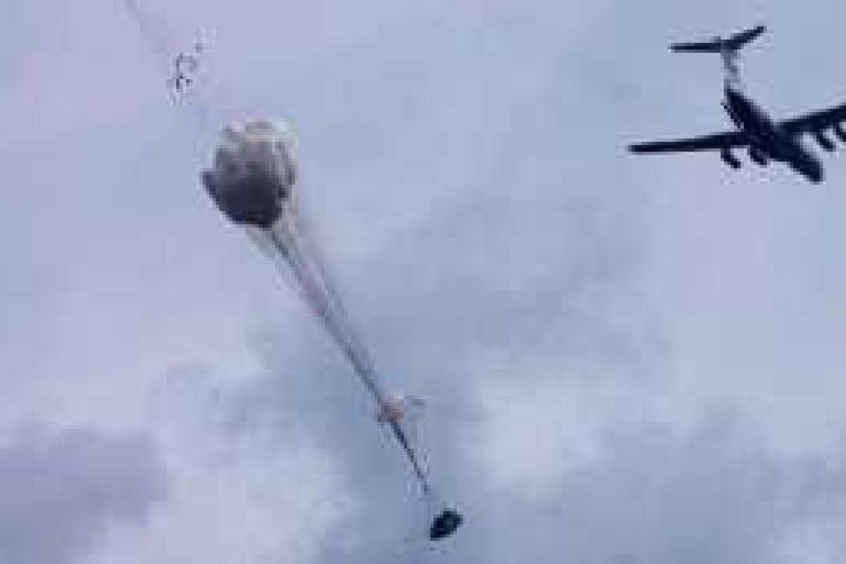 Появилось видео неудачного десантирования: боевая машина десанта разбилась во время спуска с парашютом