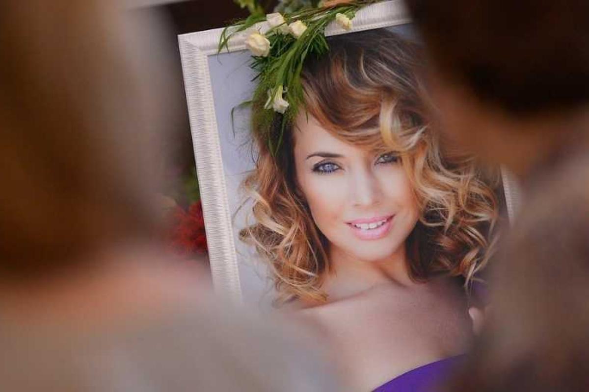 Семье Жанны Фриске не понравился памятник певице, созданный скульпторами