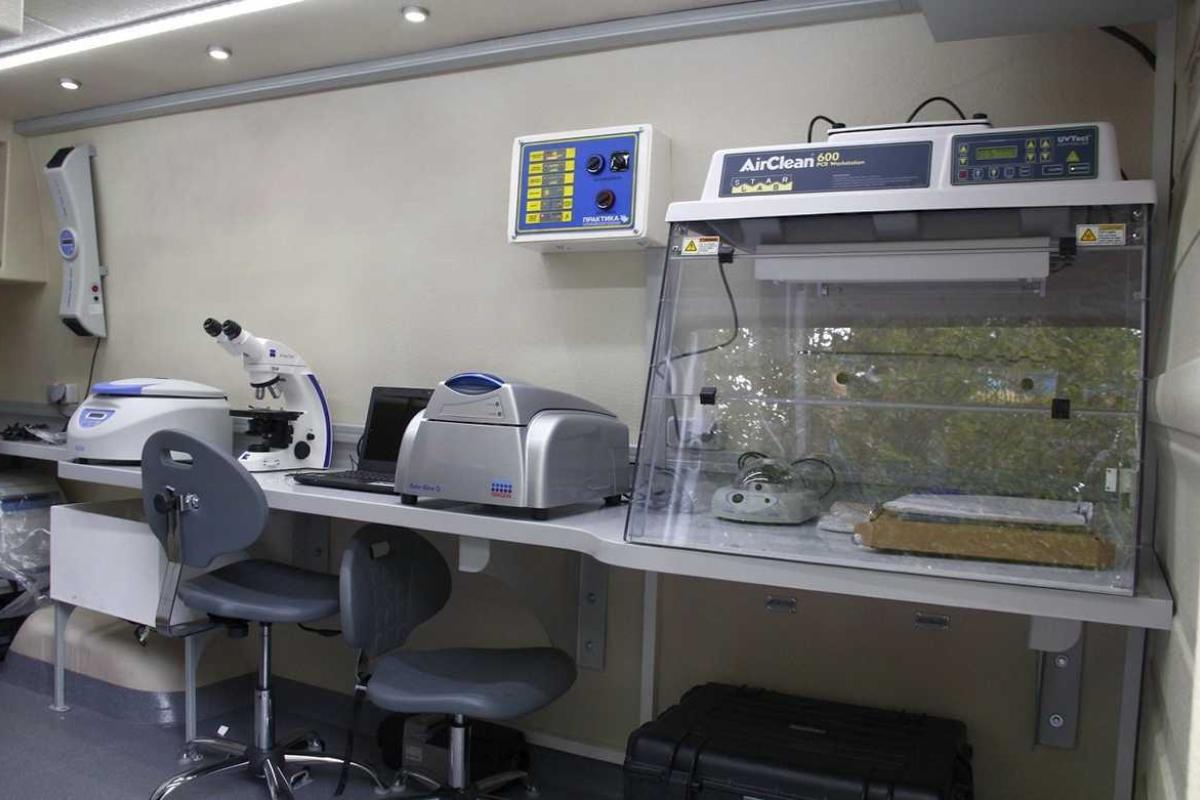 Правительство США передало украинским военным три современных мобильных биолаборатории