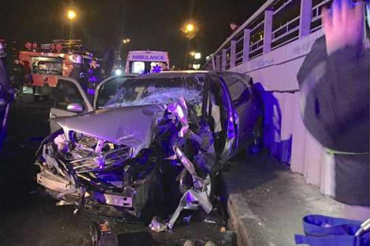 В Киеве автомобиль "Nissan" на полном ходу влетел в мусоровоз: два человека пострадали В Киеве автомобиль "Nissan" на полном ходу влетел в мусоровоз: два человека пострадали