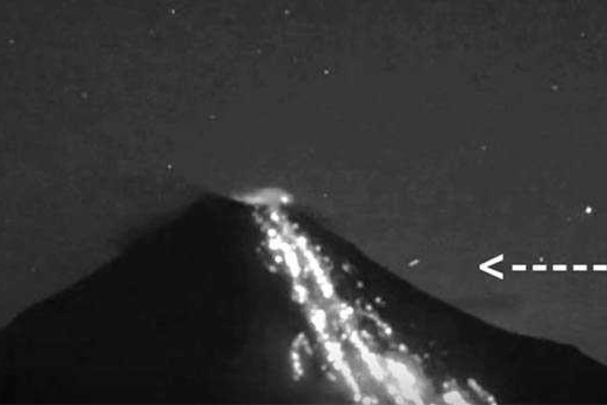 В Мексике извергающийся вулкан покинул сигарообразный НЛО В Мексике извергающийся вулкан покинул сигарообразный НЛО