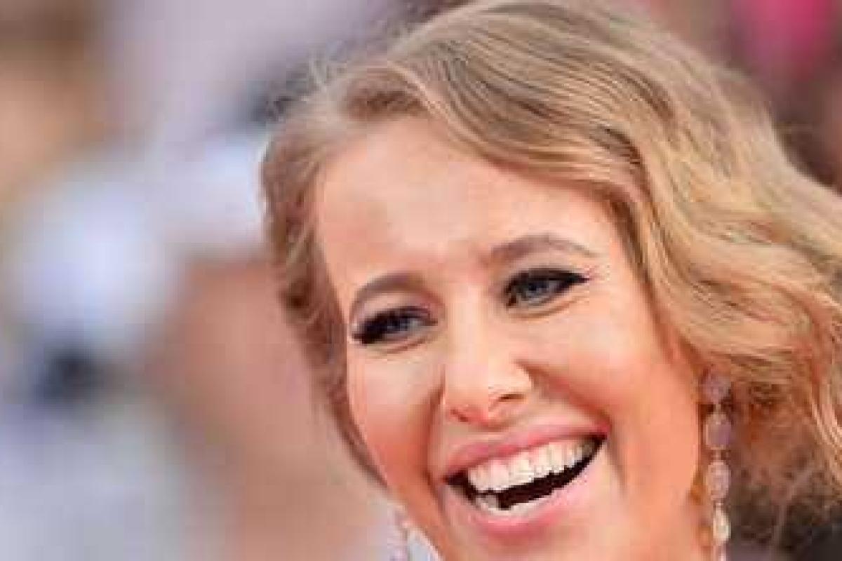 Светская львица Ксения Собчак вновь показала беременный животик