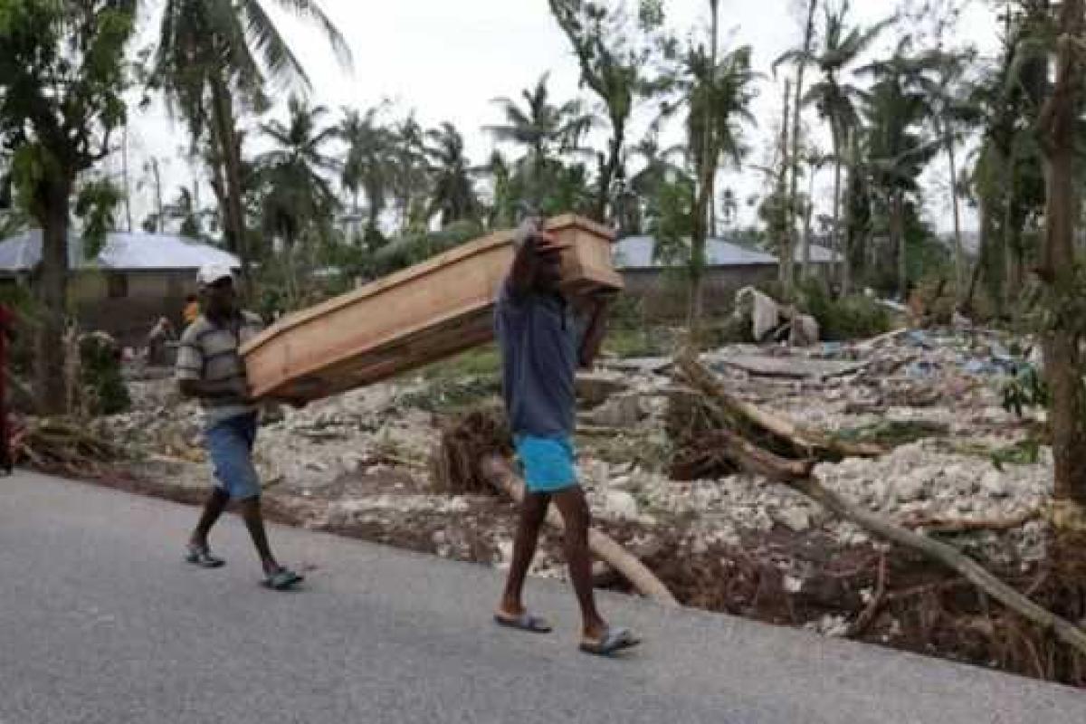 Красный Крест опасается, что после разрушительного урагана Гаити захлестнет эпидемия холеры Красный Крест опасается, что после разрушительного урагана Гаити захлестнет эпидемия холеры
