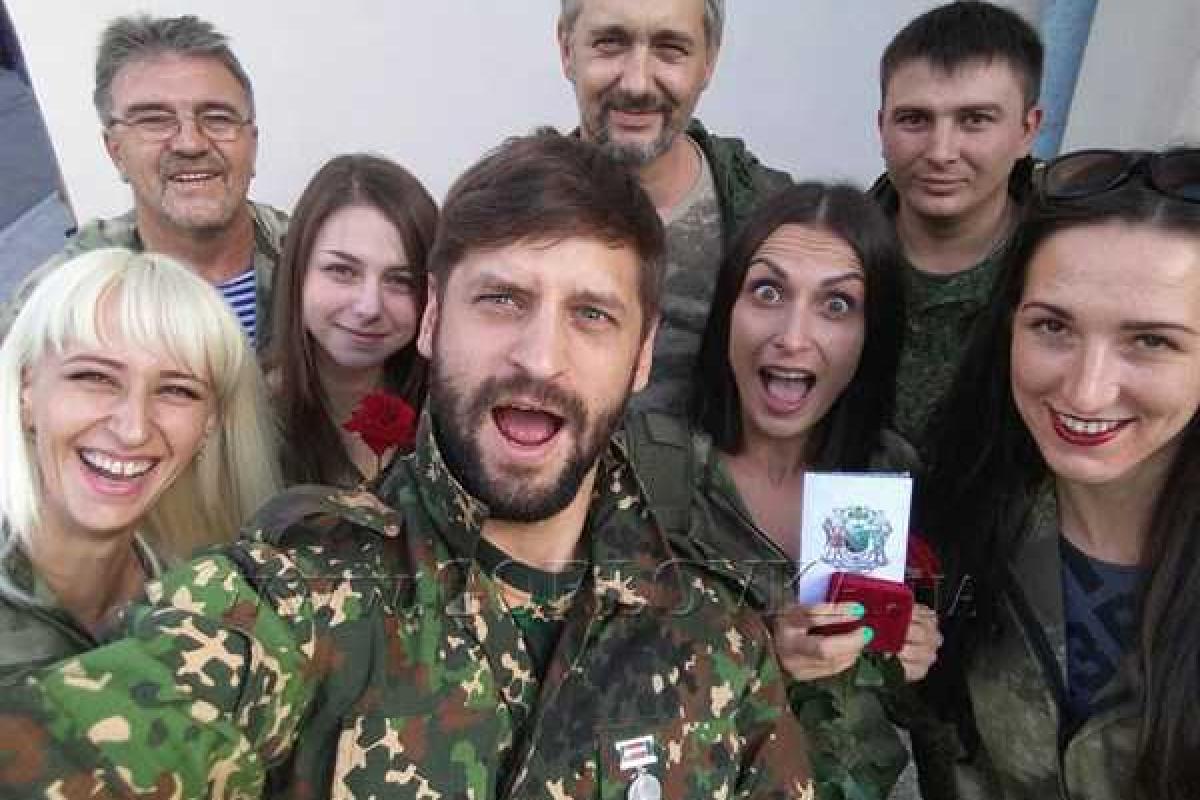 Волонтеры батальона "Ангел" "сдали" своего командира: наживался на "бедных детях Донбасса" Волонтеры батальона "Ангел" "сдали" своего командира: наживался на "бедных детях Донбасса"