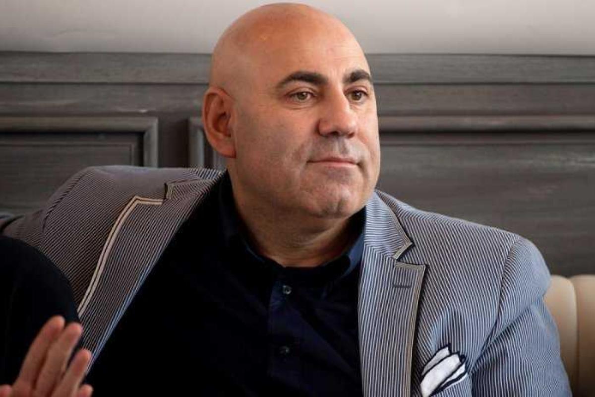 Продюсер Иосиф Пригожин собрал двух своих жен за столом в ресторане