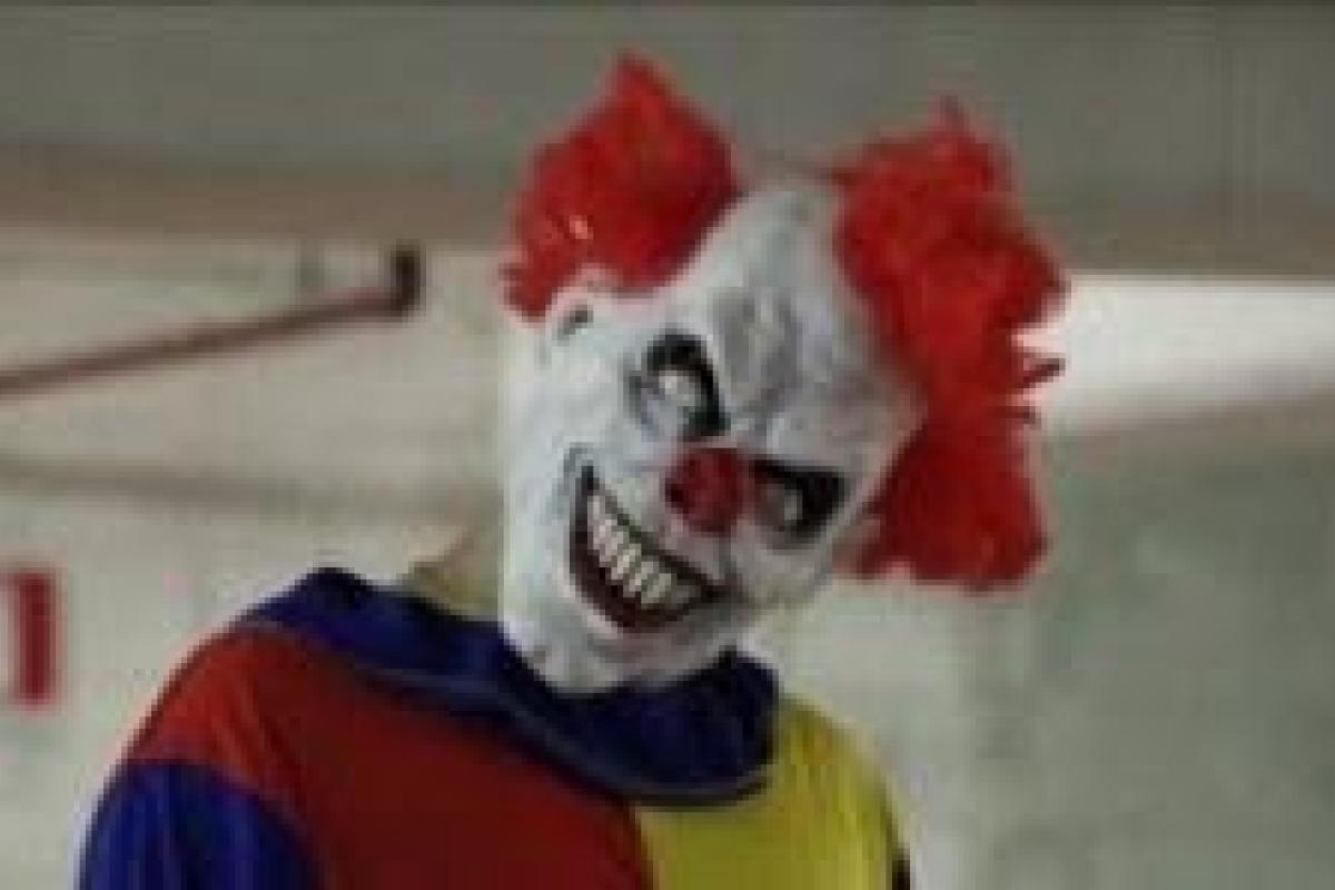 В Британии женщина родила раньше срока, испугавшись выскочившего перед ней клоуна с бензопилой В Британии женщина родила раньше срока, испугавшись выскочившего перед ней клоуна с бензопилой