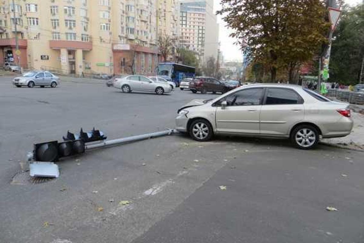 В Киеве горе-грабитель, убегая от полиции с добычей, влетел на автомобиле в светофор В Киеве горе-грабитель, убегая от полиции с добычей, влетел на автомобиле в светофор