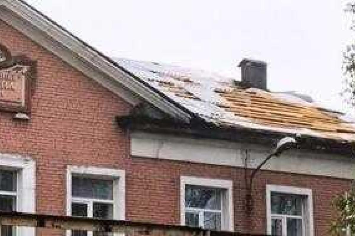 В Донецке бушевала непогода: ветер валил деревья, рвал провода и срывал шифер с крыш