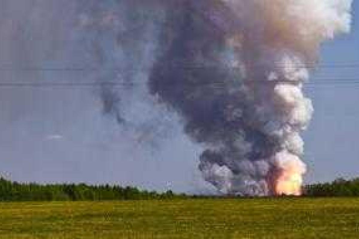 В сети появился снимок с места взрыва КамАЗа с боекомплектом в Макеевке: огромная воронка в человеческий рост В сети появился снимок с места взрыва КамАЗа с боекомплектом в Макеевке: огромная воронка в человеческий рост