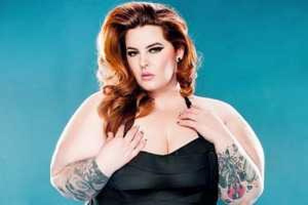 Модель suze plus Тесс Холлидей порадовала поклонников новым откровенным селфи