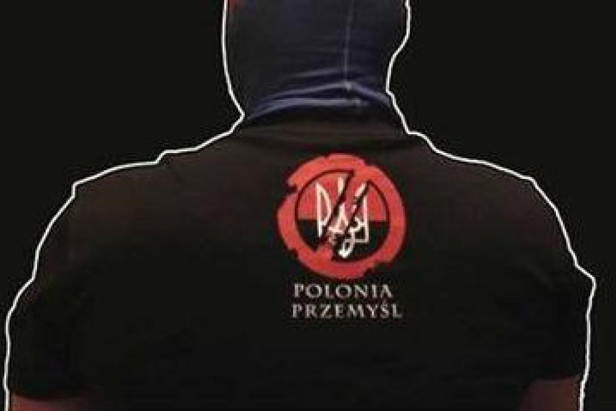 В Польше появились футболки с надписью "Смерть бандеровцам" В Польше появились футболки с надписью "Смерть бандеровцам"