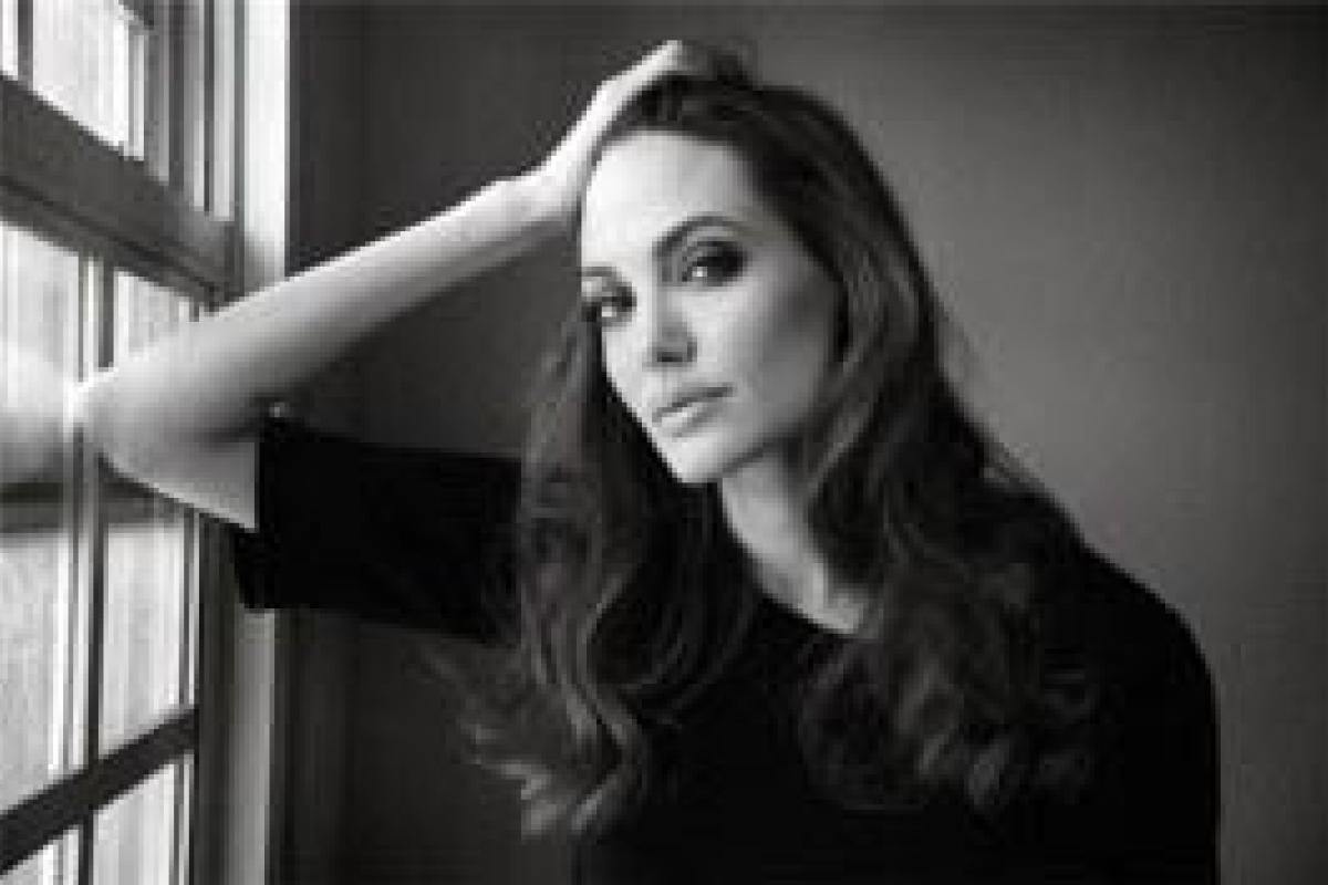 После развода Анджелина Джоли стала курить "как паровоз"