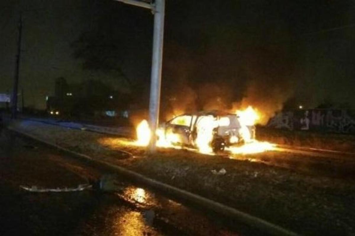 В Харькове автомобиль "Toyota" влетел в электроопору: погиб спецназовец В Харькове автомобиль "Toyota" влетел в электроопору: погиб спецназовец