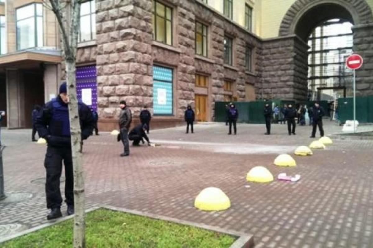 В Киеве возле здания горадминистрации прогремел взрыв В Киеве возле здания горадминистрации прогремел взрыв