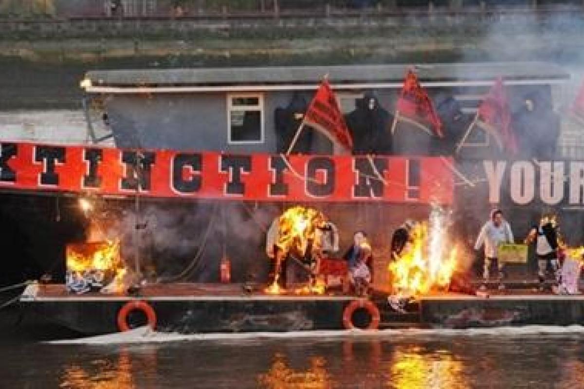 В Лондоне провели "пламенную" акцию: сожгли коллекцию вещей легендарной панк-группы "Sex Pistols" В Лондоне провели "пламенную" акцию: сожгли коллекцию вещей легендарной панк-группы "Sex Pistols"