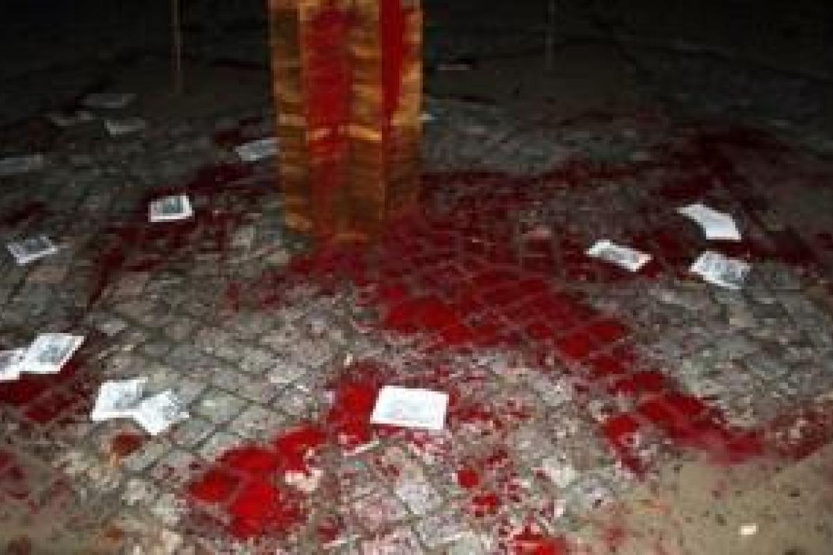 В Ужгороді вандали облили червоною фарбою пам'ятник жертвам Голокосту