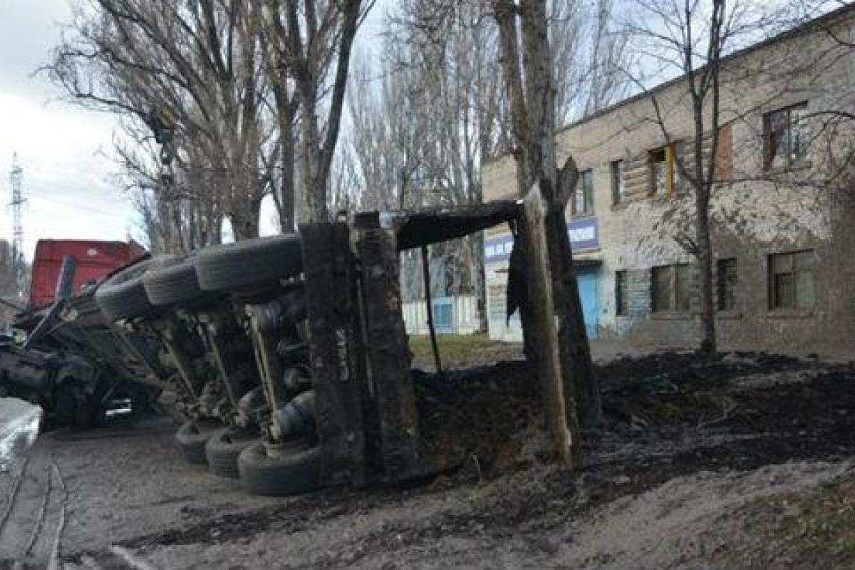 В Каменском перевернулся тягач "DAF" с 20 тоннами жидких фекалий В Каменском перевернулся тягач "DAF" с 20 тоннами жидких фекалий