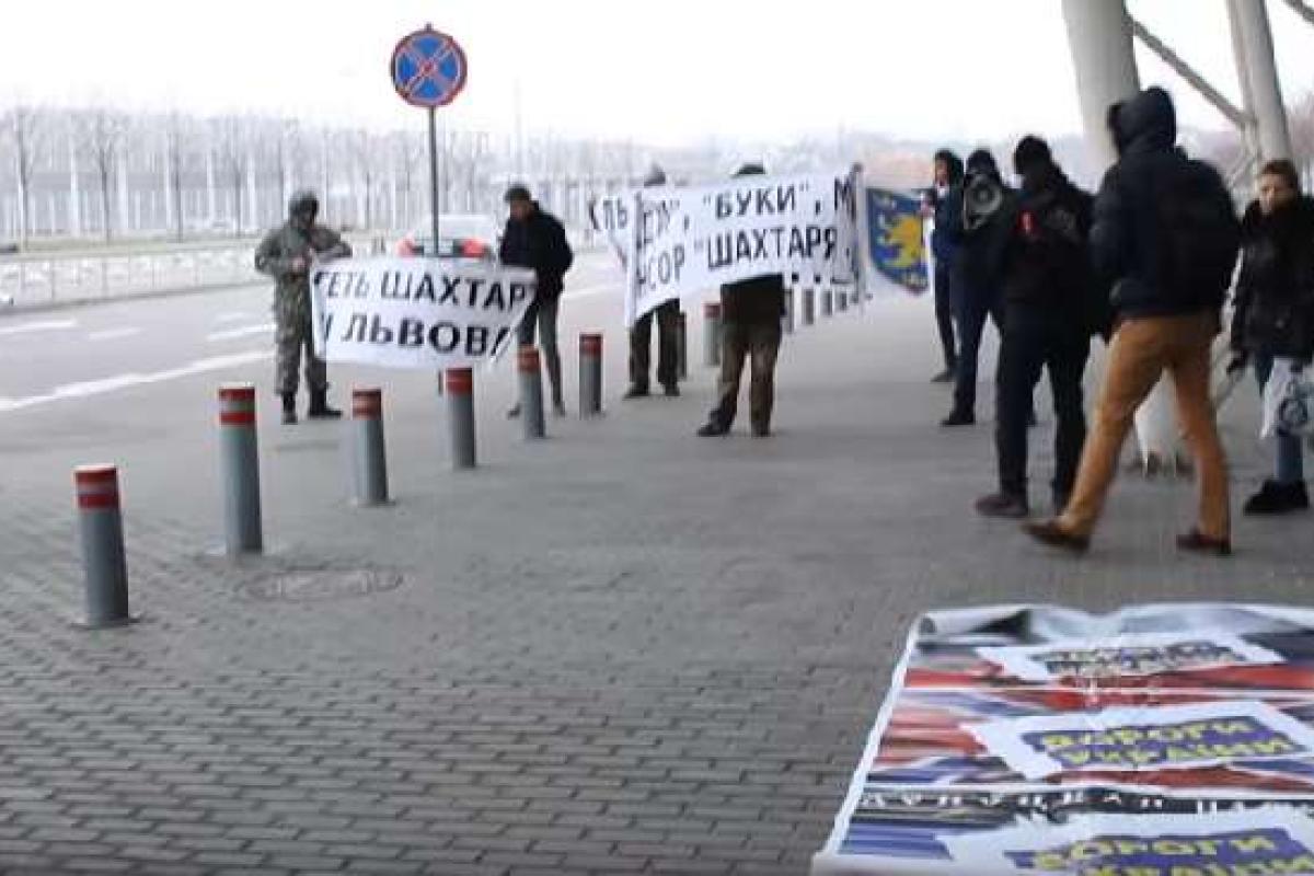 Во Львове неизвестные провели провокационную акцию против футбольной команды "Шахтер" Во Львове неизвестные провели провокационную акцию против футбольной команды "Шахтер"